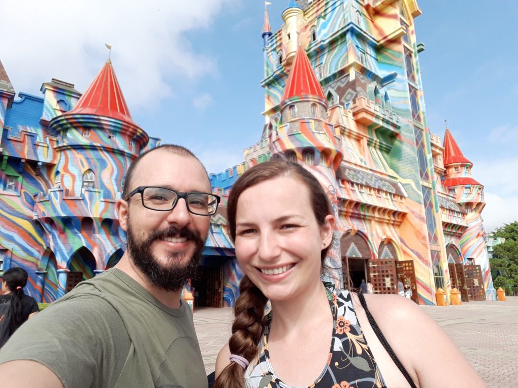 Ellison e Ariel em frente ao castelo da entrada principal do parque Beto Carrero World.