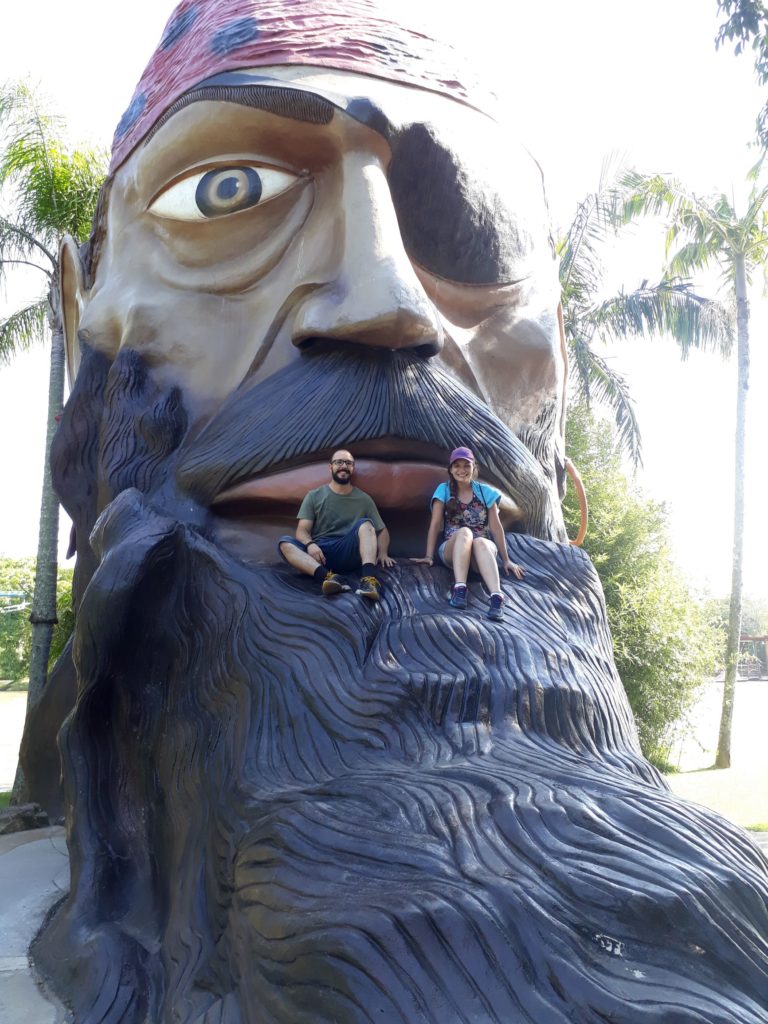 Ariel e Ellison sentados nas Barbas do Pirata.