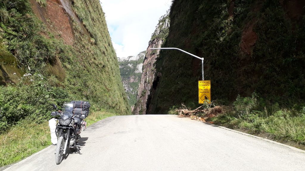 Nossa moto em frente ao paredão da Serra do Corvo Branco