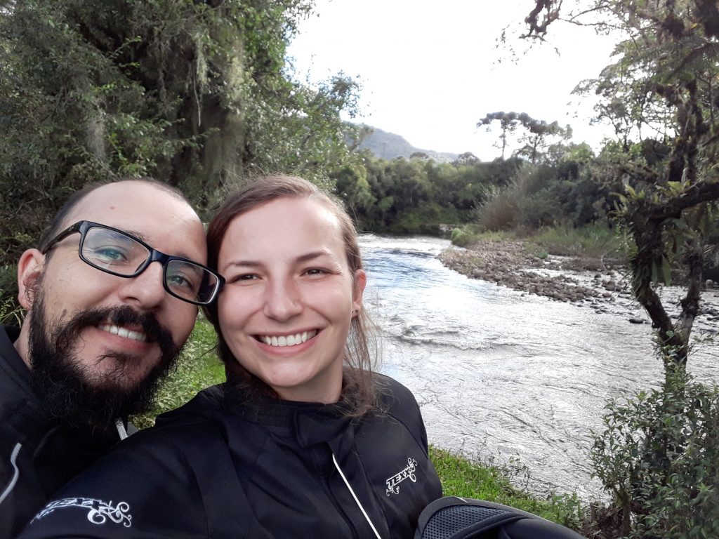 Ellison e Ariel em frente ao um rio em Urubici