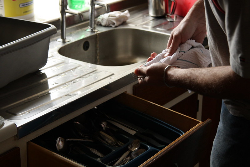 Pessoa limpando a cozinha após preparar a sua refeição