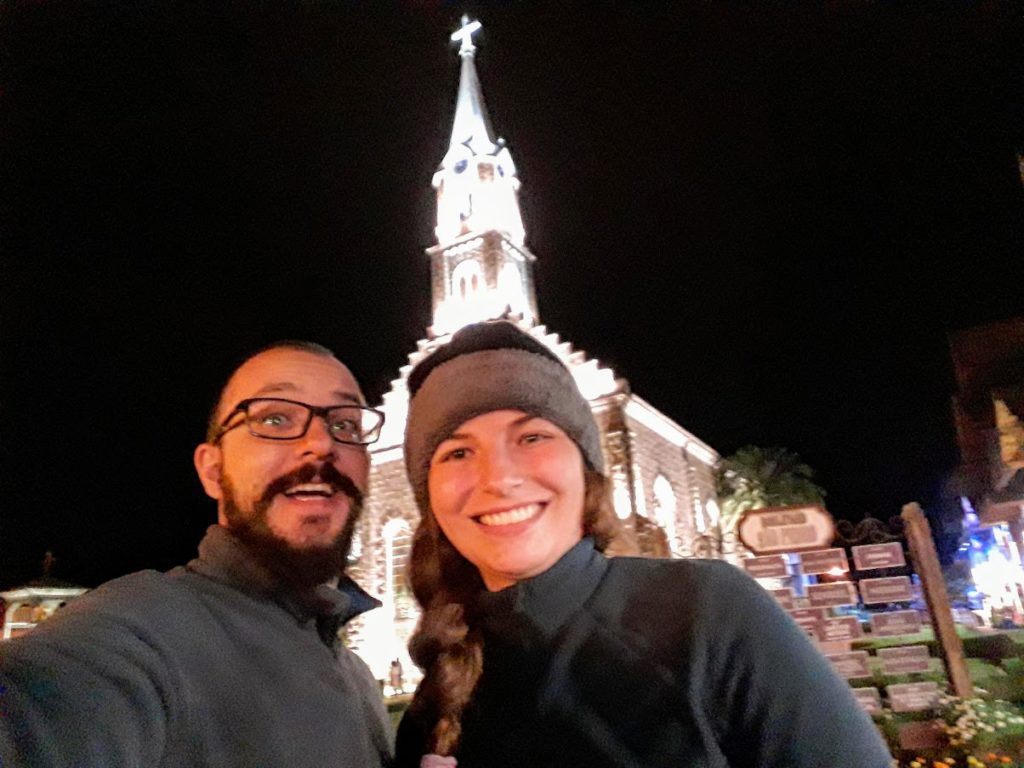 Ellison e Ariel em frente a igreja matriz de Gramado, toda enfeitada.