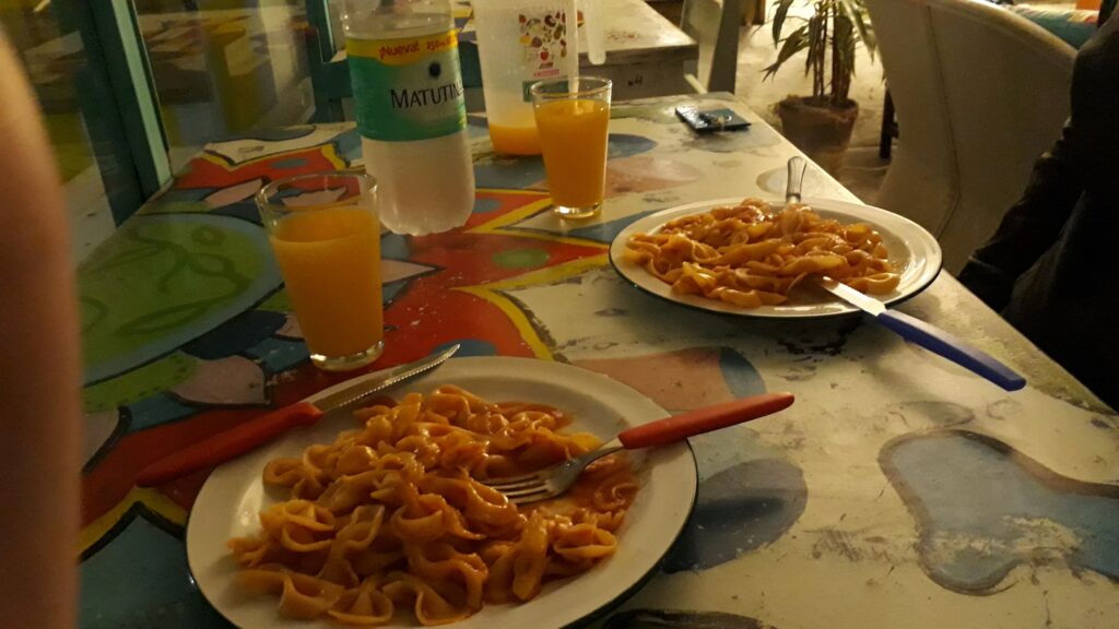 dois pratos de macarrão com molho vermelho.